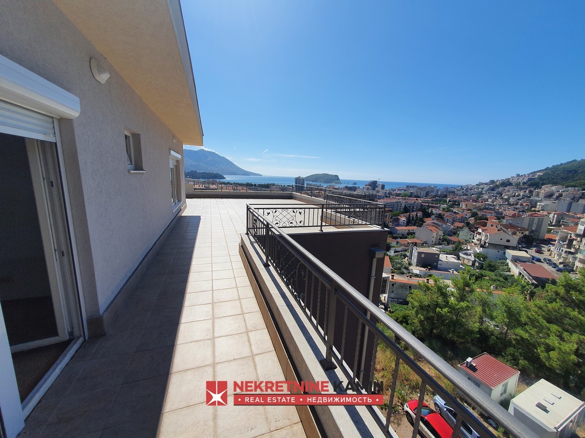 Budva da satılık deniz manzaralı 2+1 penthause daire